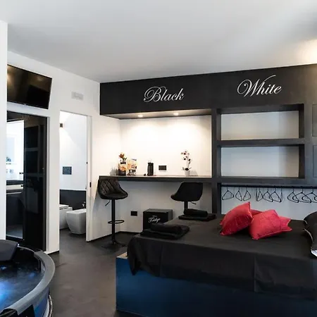 Bed & Breakfast Black & White Otranto